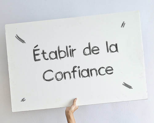 Main tenant un tableau blanc disant 'établir de la Confiance'